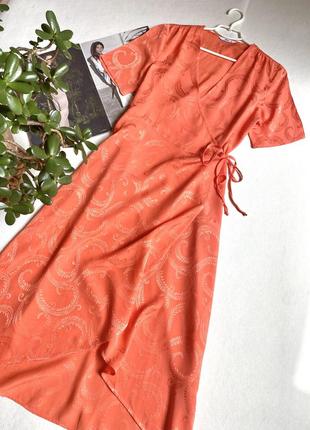 Сатиновое платье миди на запах кораллового цвета ellos, швеция8 фото