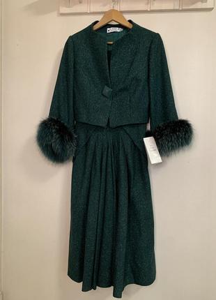 Костюм-плаття й піджак на рукавах із пишним хутром