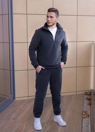 Сучасний якісний спортивний костюм.
