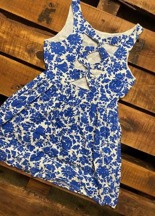 Жіноча коротка бавовняна сукня у квітковий принт topshop (топшоп хс-срр ідеал оригінал синьо-біла)2 фото