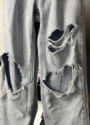Светлые джинсы с рваностями на высокой посадке резинке6 фото