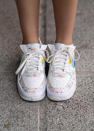 Nike fontanka flowers жіночі кросівки з квіточками білі блакитні з жовтим весна літо женские кроссовки с цветочками белые демисезонные скидка знижка2 фото