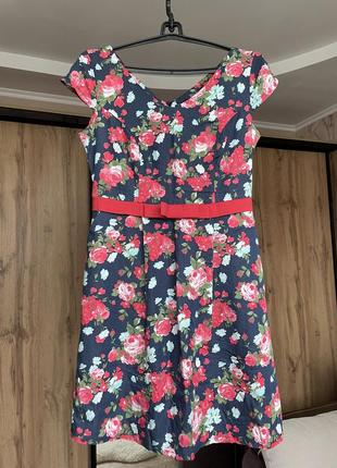 Сукня з квітковим візерунком