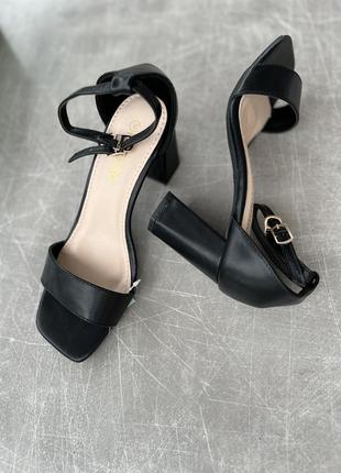 Мега стильні квадратний ніс босоніжки/ в наявності всі розміри