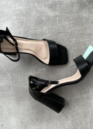 Мега стильні квадратний ніс босоніжки/ в наявності всі розміри