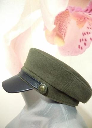Стильная женская кепи в цвете хаки. капитанка тренд