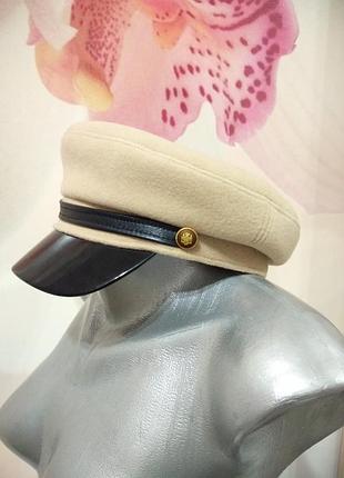 Трендовая женская кепки. кепка кашемировая с лаковым козырьком
