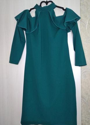 Платье глубокого зеленого цвета с открытыми плечами и чокером