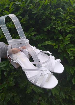 Женские белые кожаные босоножки с ремешками на каблуке lirio2 фото