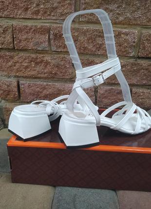 Женские белые кожаные босоножки с ремешками на каблуке lirio4 фото