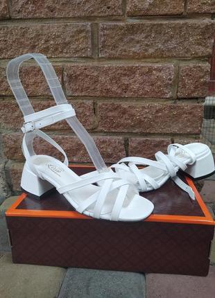 Женские белые кожаные босоножки с ремешками на каблуке lirio3 фото