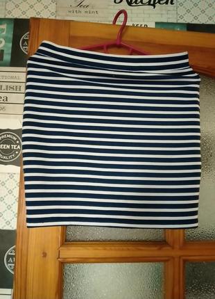 Короткая юбка в темно-синюю и белую полоску