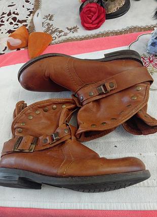 Чоботи шкіряні.