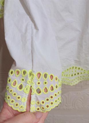 Белоснежная блуза с яркой вышивкой от бренда uno4 фото