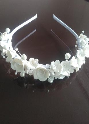 Белый свадебный обруч с жемчугом, розами из полимерной глины для невесты1 фото
