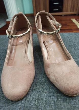 Замшевые туфельки нюдового цвета с красивой застёжкой на щиколотке