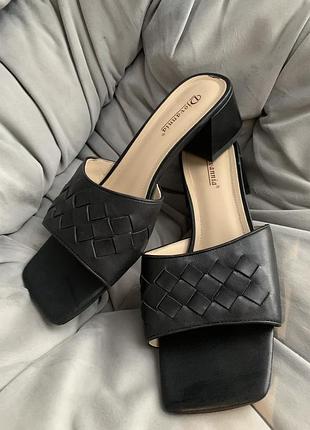 Шльопанці на каблуку