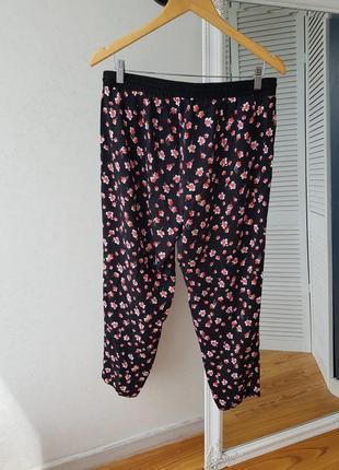 Летние брюки из вискозы в цветочный принт7 фото