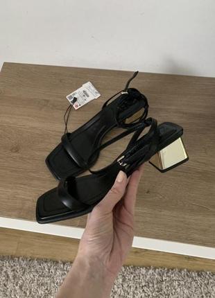 Кожаные босоножки zara