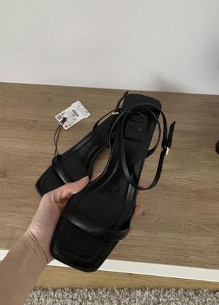 Шкіряні босоніжки zara