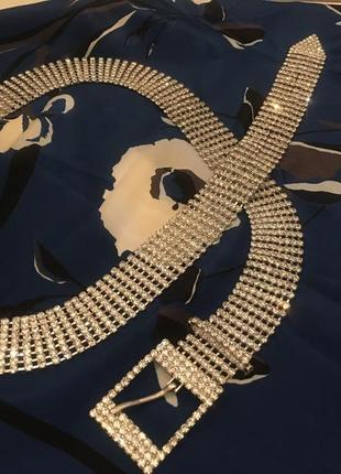 Пояс из страз в серебре.