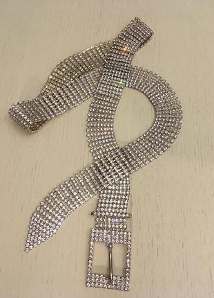 Пояс из страз в серебре.