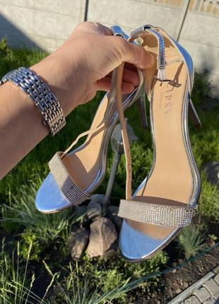 Босоножки с камнями, стильные босоножки серебристые, сияющие босоножки, босоножки на каблуке