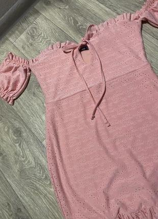 Розовое перфорированное платье5 фото