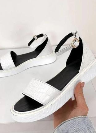 Босоніжки з натуральної шкіри.