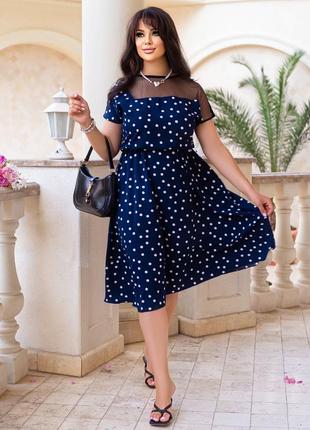 Очаровательное нарядное платье миди в горошек с асимметричной вставкой