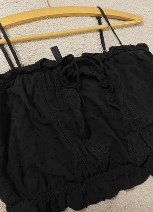 Черный летний рюшевый топ с вышивкой на бретельках от h&amp;m3 фото