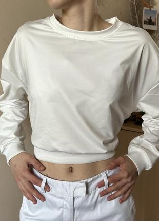 Белый укороченный свитшот с открытой спиной и завязками на спине