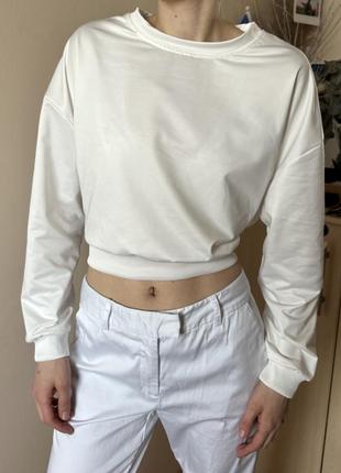 Белый укороченный свитшот с открытой спиной и завязками на спине2 фото