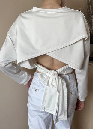 Белый укороченный свитшот с открытой спиной и завязками на спине4 фото