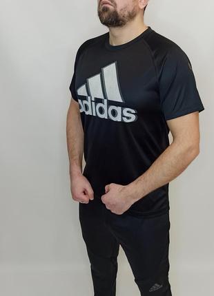 Футболка чоловіча чорна спортивна adidas
розмір — м