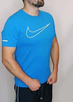 Футболка чоловіча синя nike dri — fit3 фото