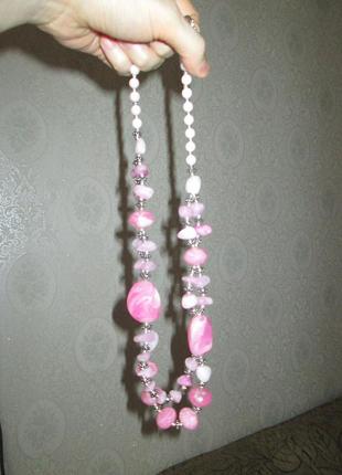 Великі масивні намиста з натурального каменю.