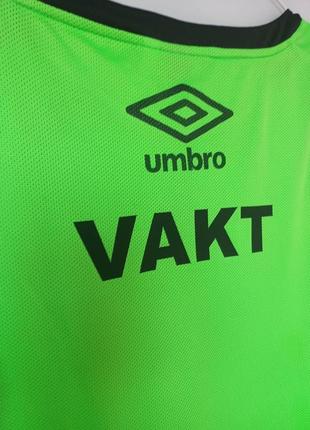 Umbro игровая спортивная дишащая майка для тренировок s/m размер. оригинал5 фото