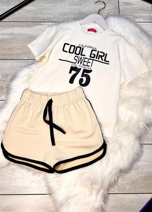 Крутецький костюм,
шорти та футболка з трендовим написом.