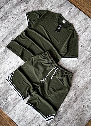 Актуальний та стильний літній костюм.