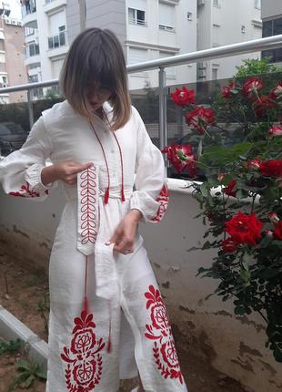 Праздничное платье белое с красной вышивкой1 фото