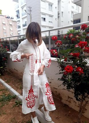 Праздничное платье белое с красной вышивкой3 фото