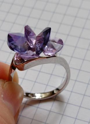 Біжутерне кільце з фіолетовими кристалами