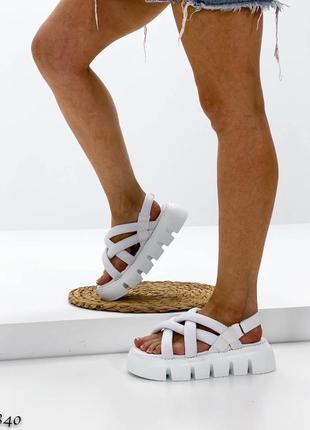 Босоніжки білі