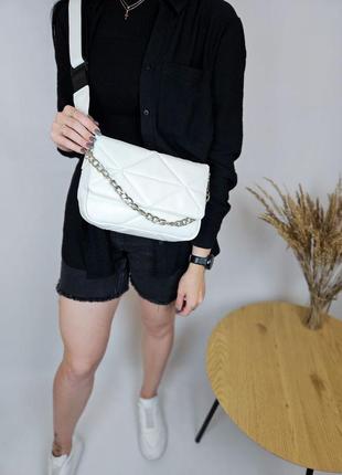 Стильна сумка, сумочка жіноча прямокутна  біла з ланцюжком