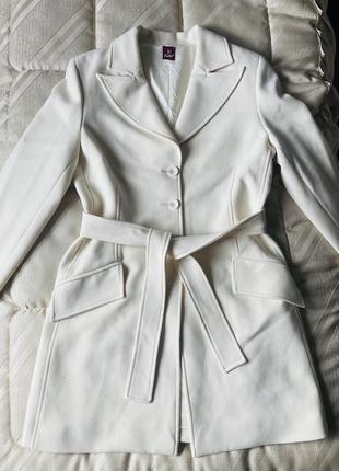Белое (кремово молочное) классическое пальто