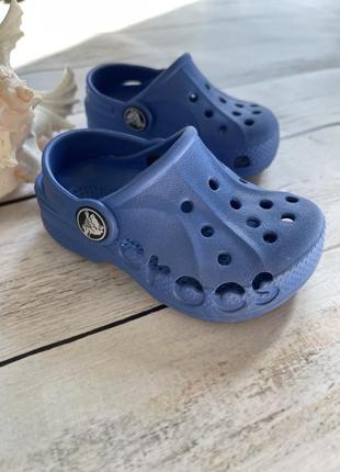 Синие кроксы от бренда crocs