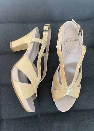 Натуральные босоножки clarks