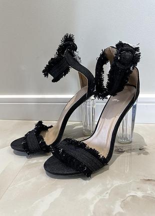 Босоніжки на підборах