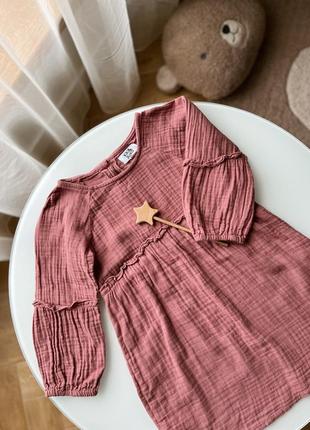 Летнее легкое муслиновое платье в приторный розовый 3-4р 98 104см с рюшами2 фото